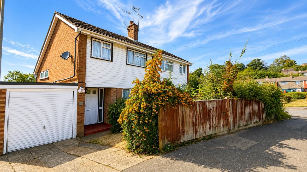 3 bed property in Holmhurst Lane, St. Leonards-On-Sea